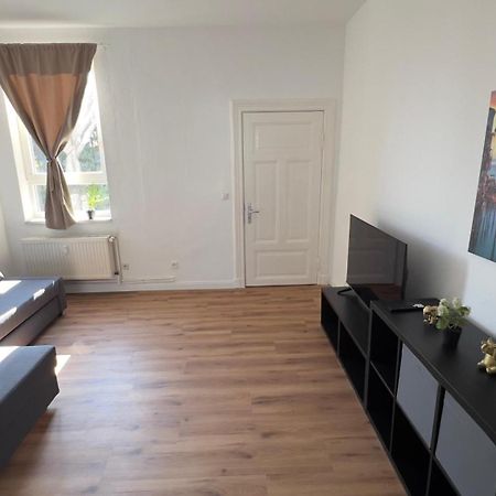 Modernes Apartment Mit 2 Schlafzimmern Und Privatparkplatz Nahe Innenstadt Neumünster Kültér fotó