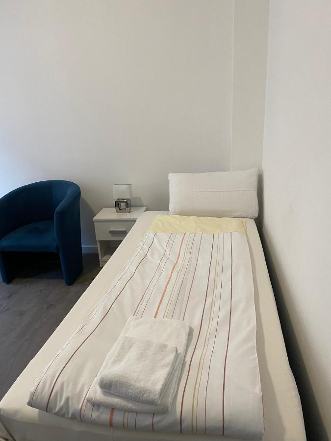 Modernes Apartment Mit 2 Schlafzimmern Und Privatparkplatz Nahe Innenstadt Neumünster Kültér fotó