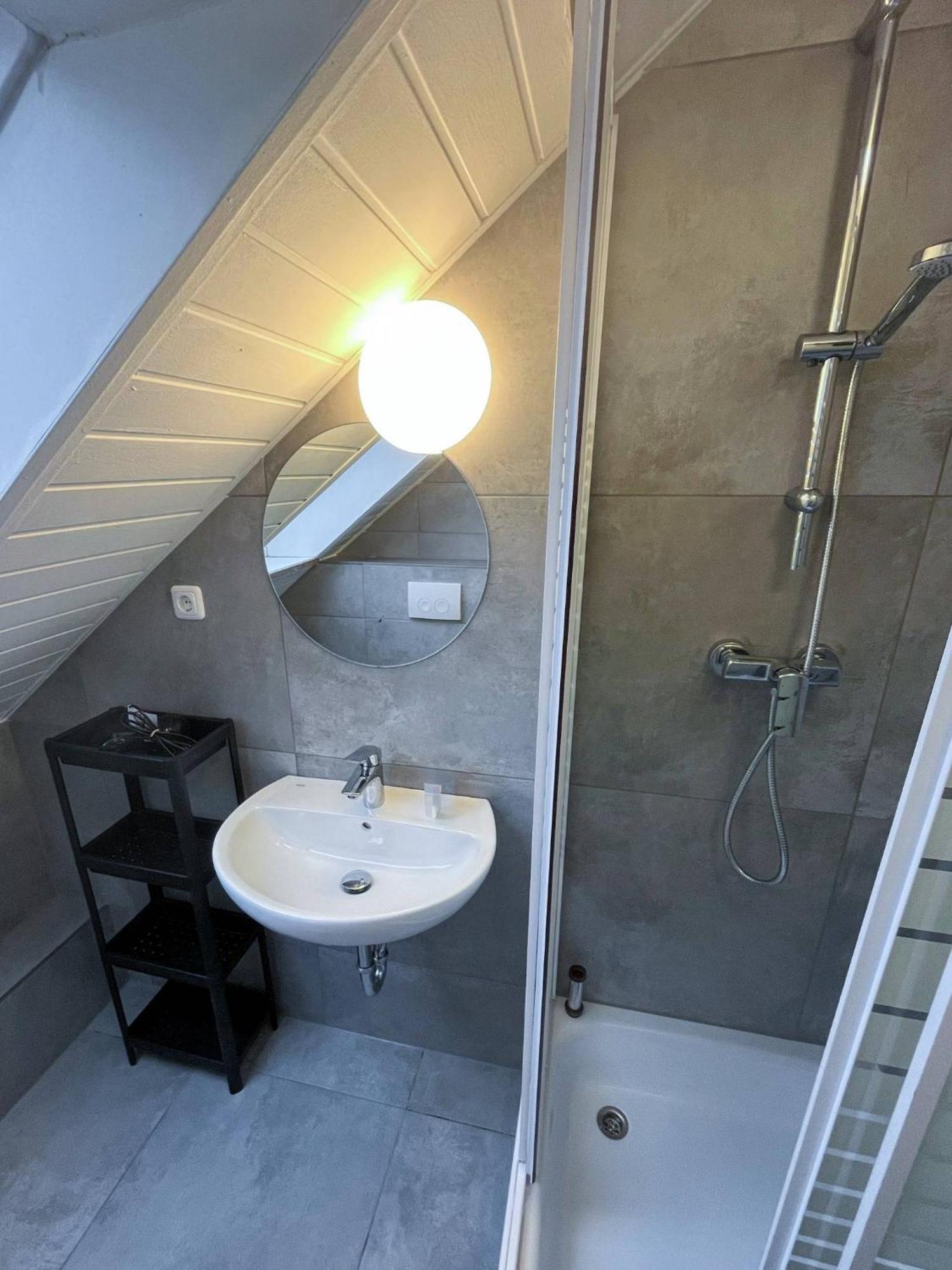 Modernes Apartment Mit 2 Schlafzimmern Und Privatparkplatz Nahe Innenstadt Neumünster Kültér fotó