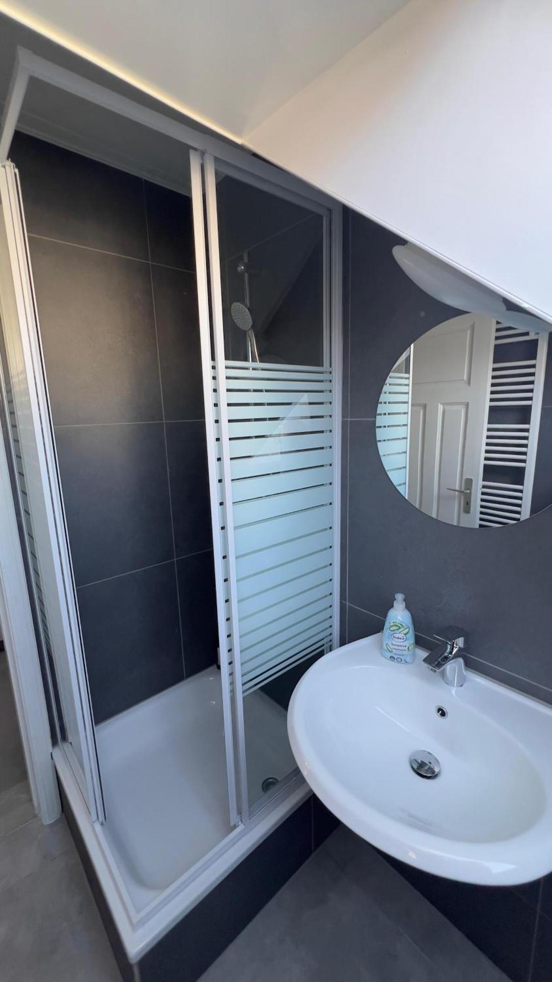 Modernes Apartment Mit 2 Schlafzimmern Und Privatparkplatz Nahe Innenstadt Neumünster Kültér fotó