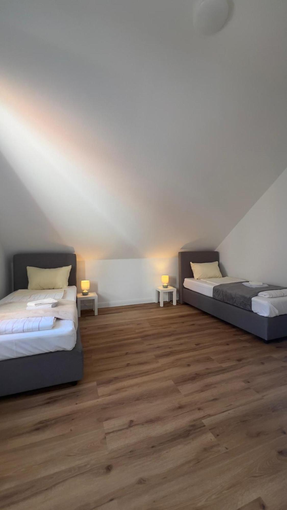 Modernes Apartment Mit 2 Schlafzimmern Und Privatparkplatz Nahe Innenstadt Neumünster Kültér fotó