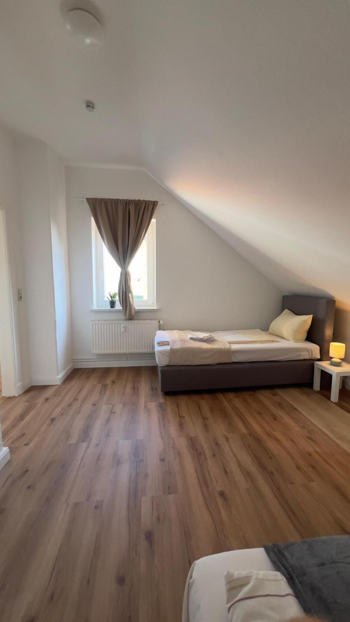 Modernes Apartment Mit 2 Schlafzimmern Und Privatparkplatz Nahe Innenstadt Neumünster Kültér fotó