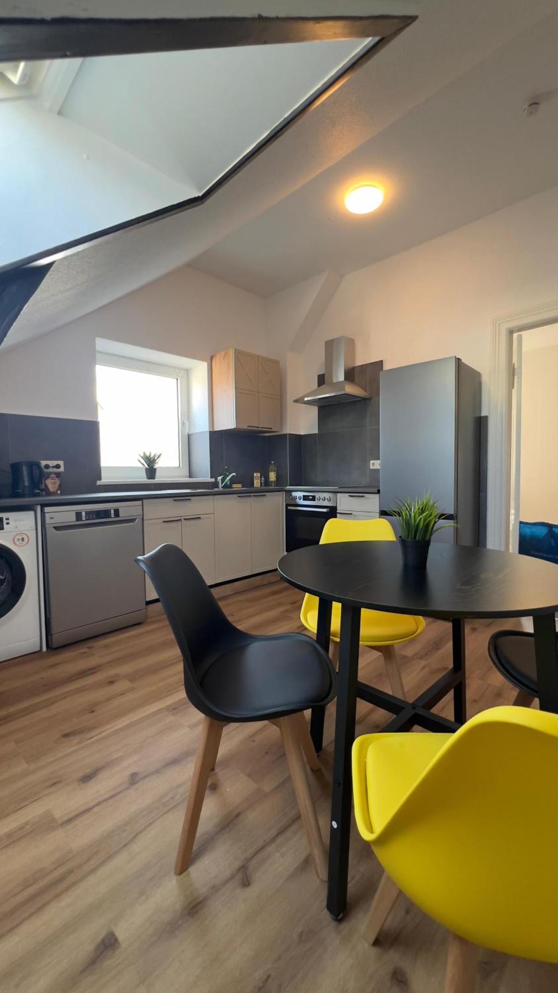 Modernes Apartment Mit 2 Schlafzimmern Und Privatparkplatz Nahe Innenstadt Neumünster Kültér fotó